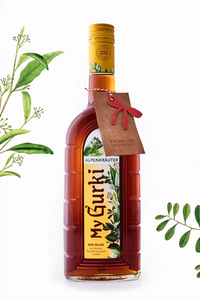 Gurktaler My Gurki mit einem Geschenkschild und eingewickelt in Geschenkpapier. 0,7l 27% vol.